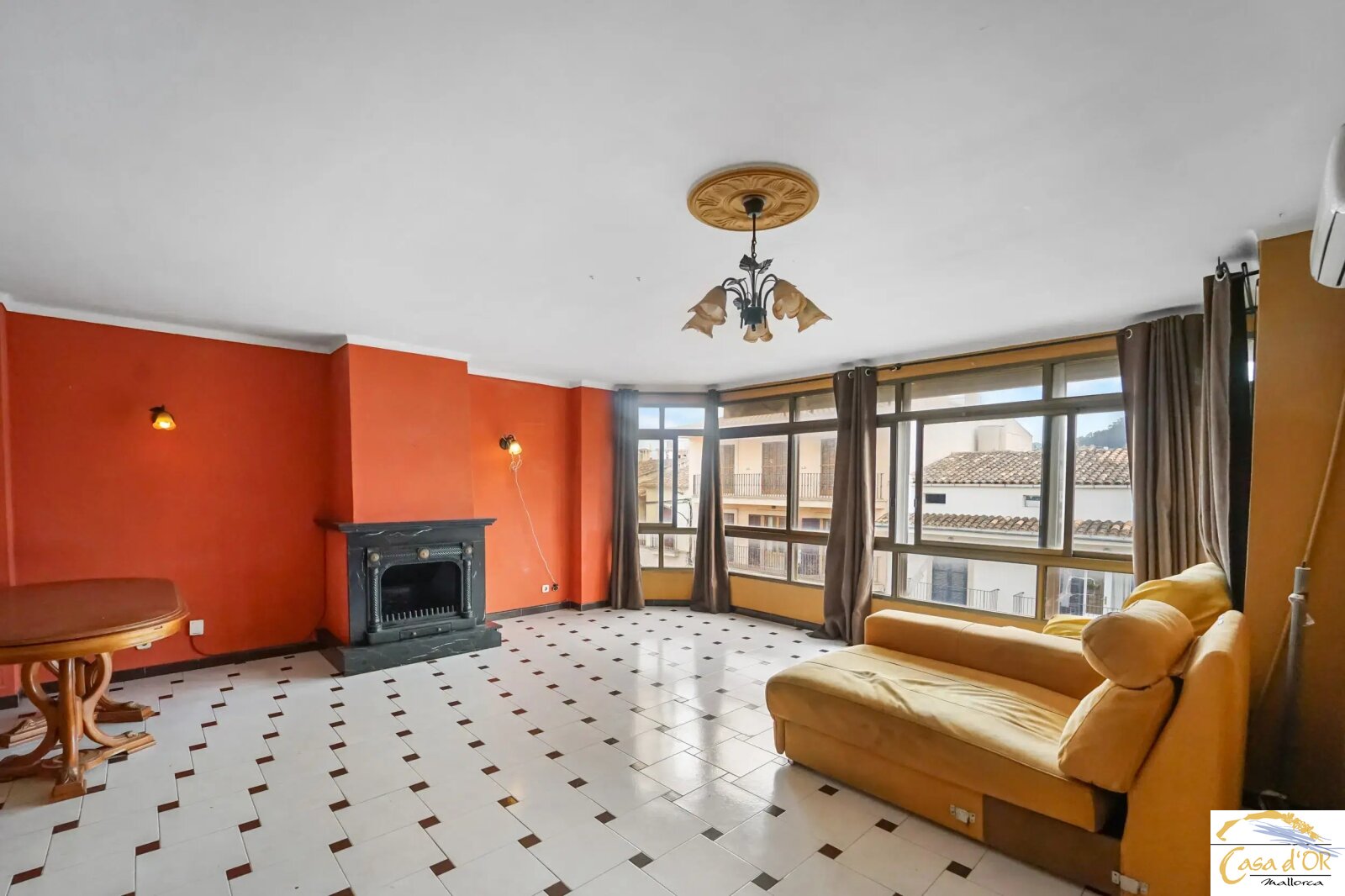 Großzügige Stadtwohnung mit Dachterrasse, Kamin und privater Garage im Herzen von Felanitx 