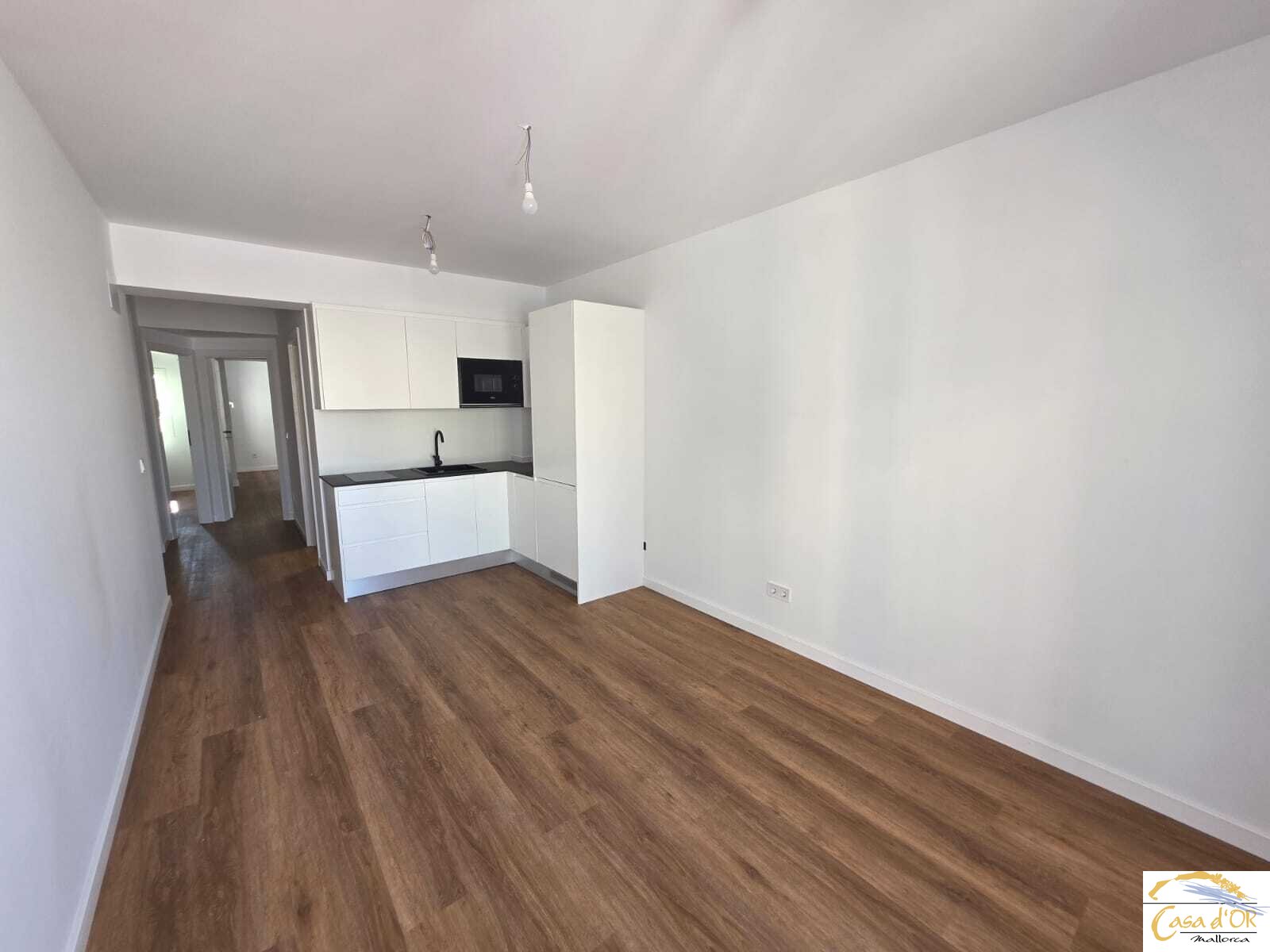 Wohnzimmer mit offner Küche 