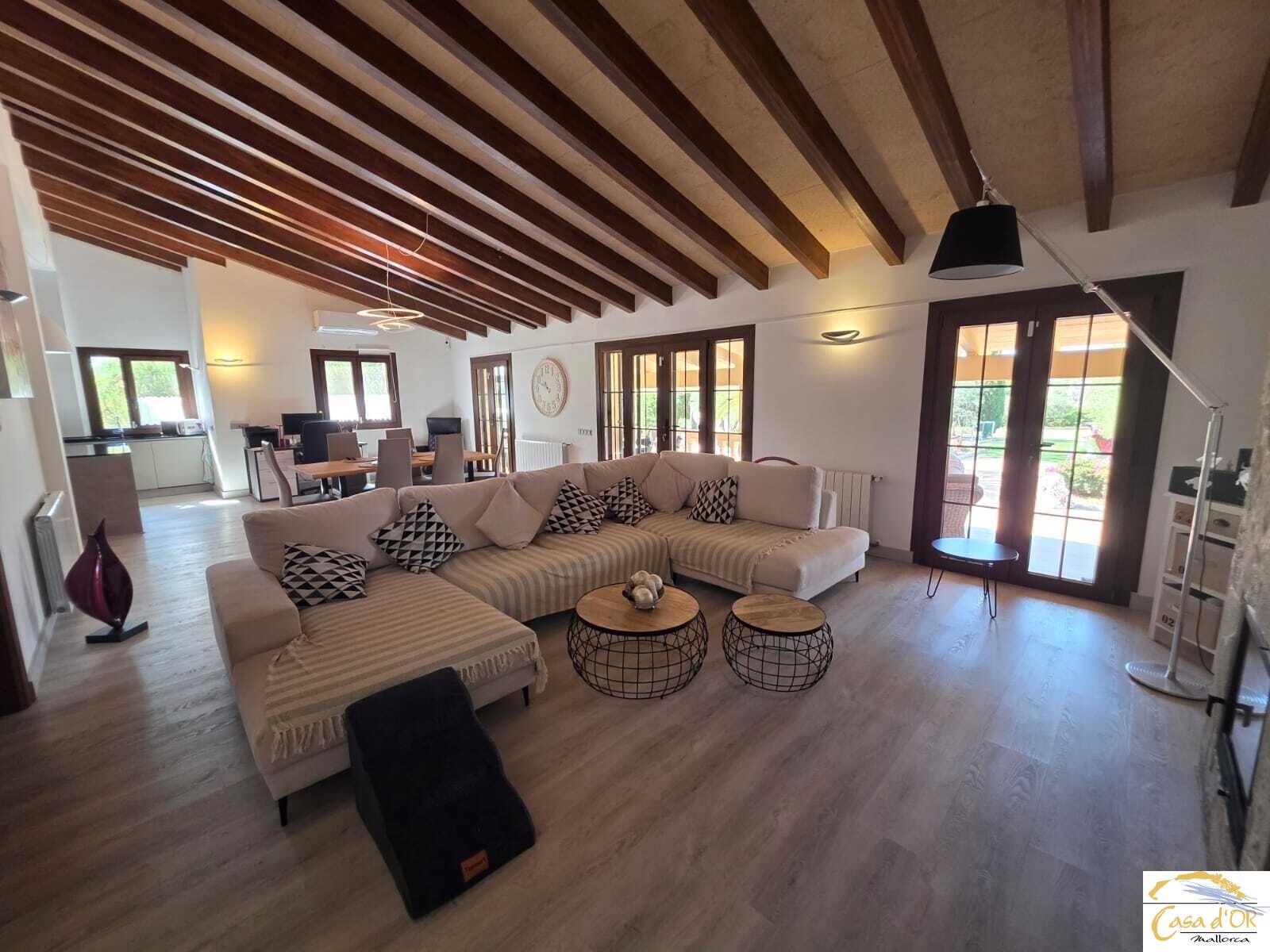 Wohn- Esszimmer mit moderner offener Küche Wohn- Esszimmer mit moderner offener Küche
