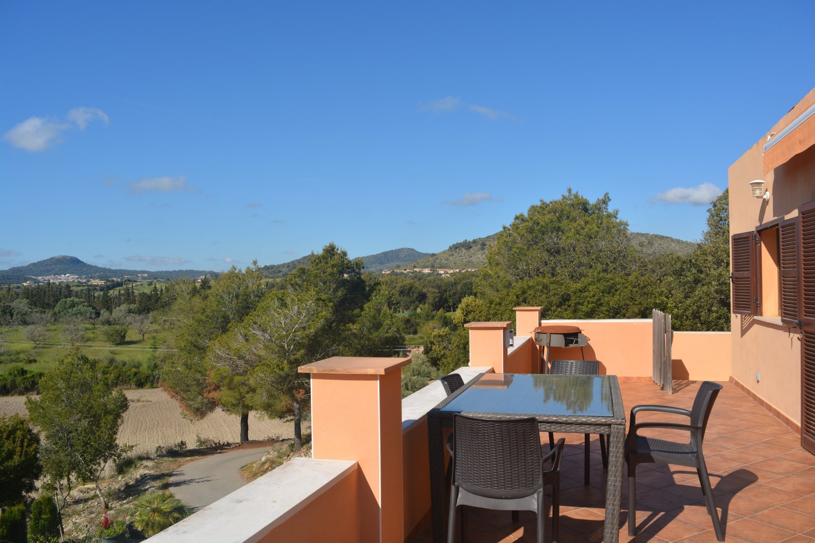 Privileged living right on the golf course with sea views 