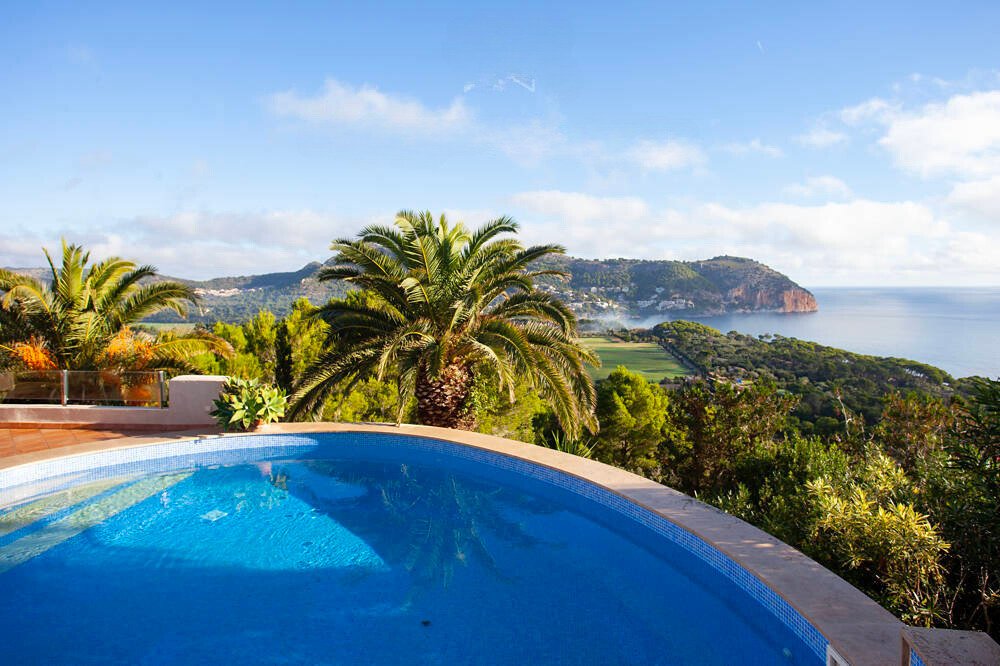 Well-kept sea view chalet with great layout in a sought-after location 