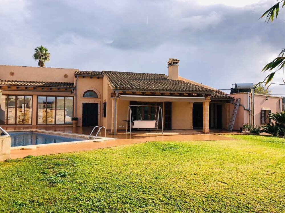 Comfortable townhouse with pool and beautiful garden 