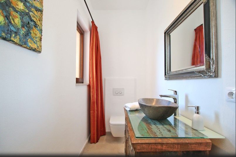 bathroom bathroom