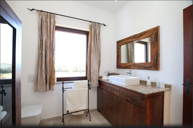 bathroom bathroom