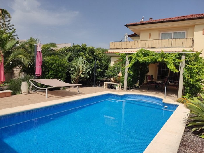 Vivienda unifamiliar con jardín y piscina 