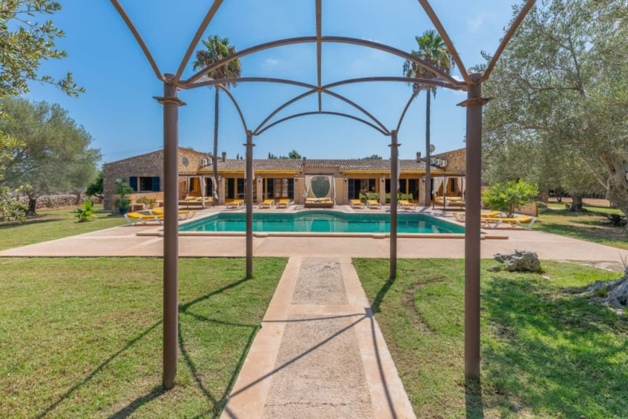 Finca de piedra natural con piscina