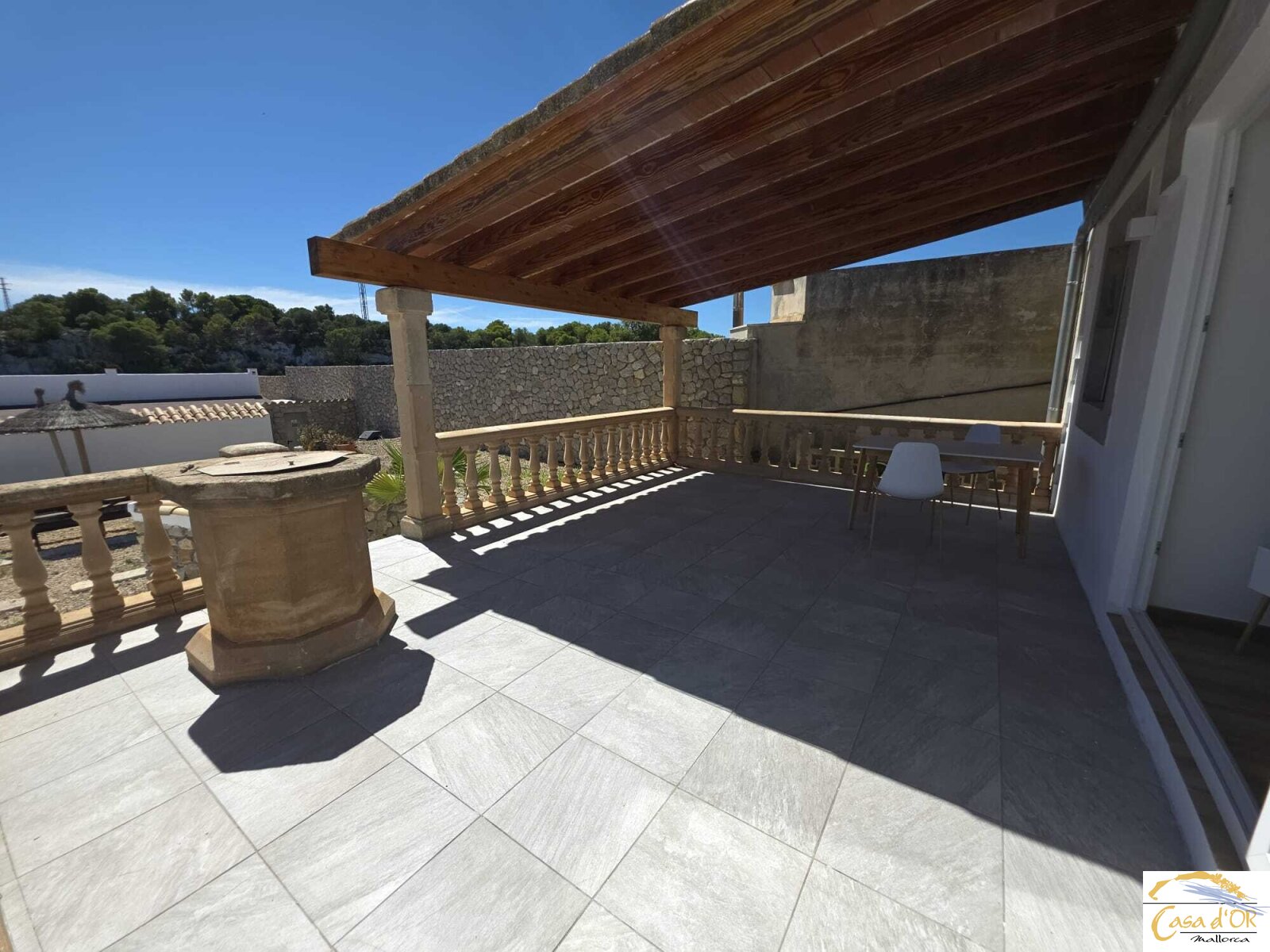 Casa con 2 apartamentos y 2 estudios.