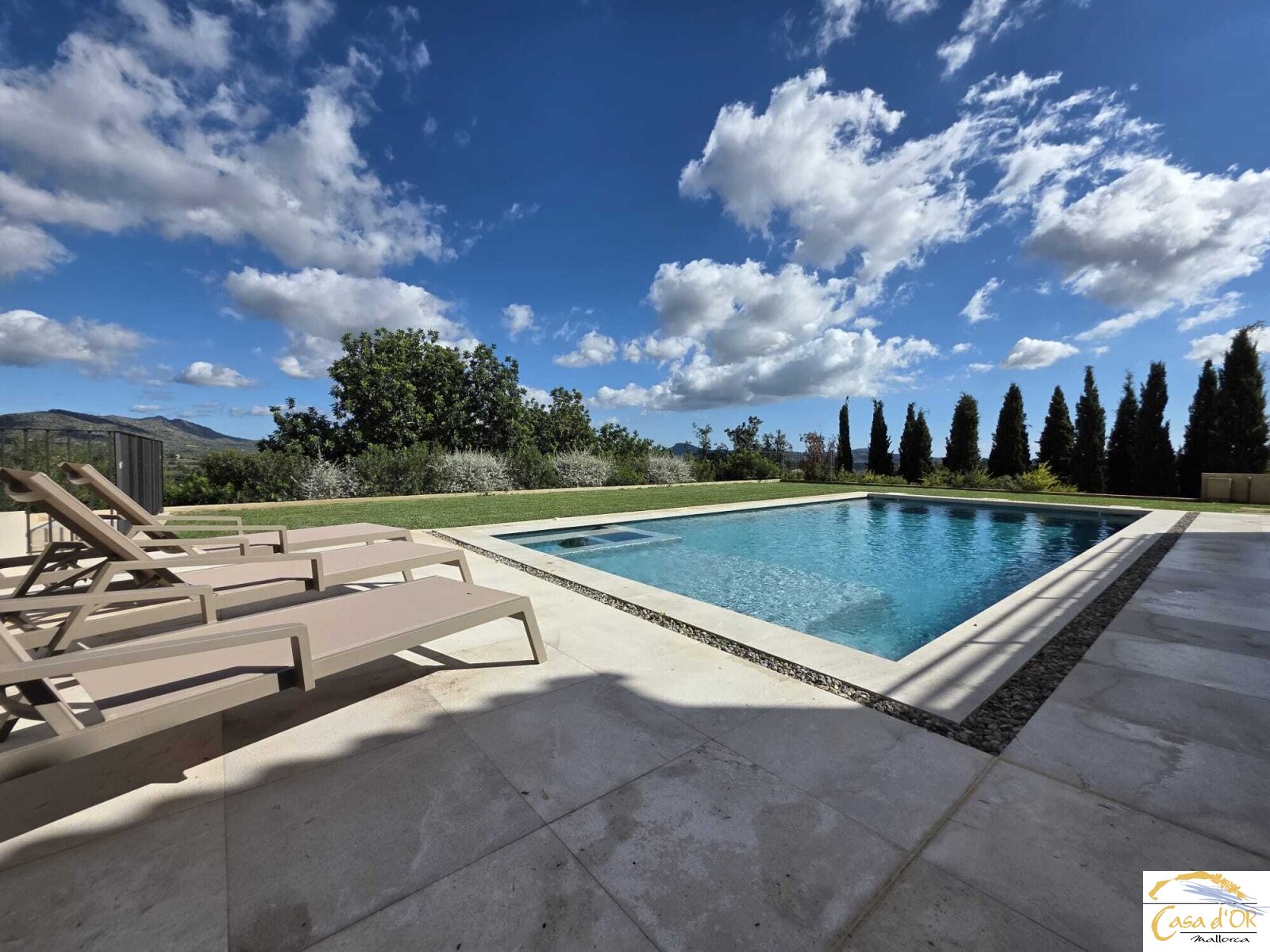 Elegancia atemporal con alma mallorquina: finca de nueva construcción con vistas panorámicas cerca de Sant Llorenç 