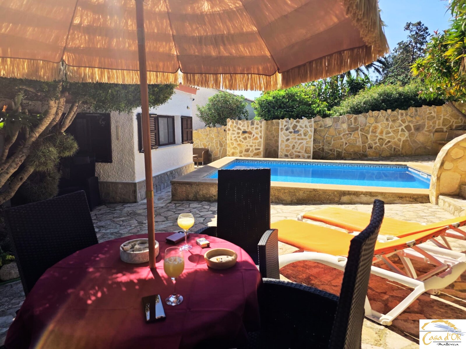 Zona de estar junto a la piscina